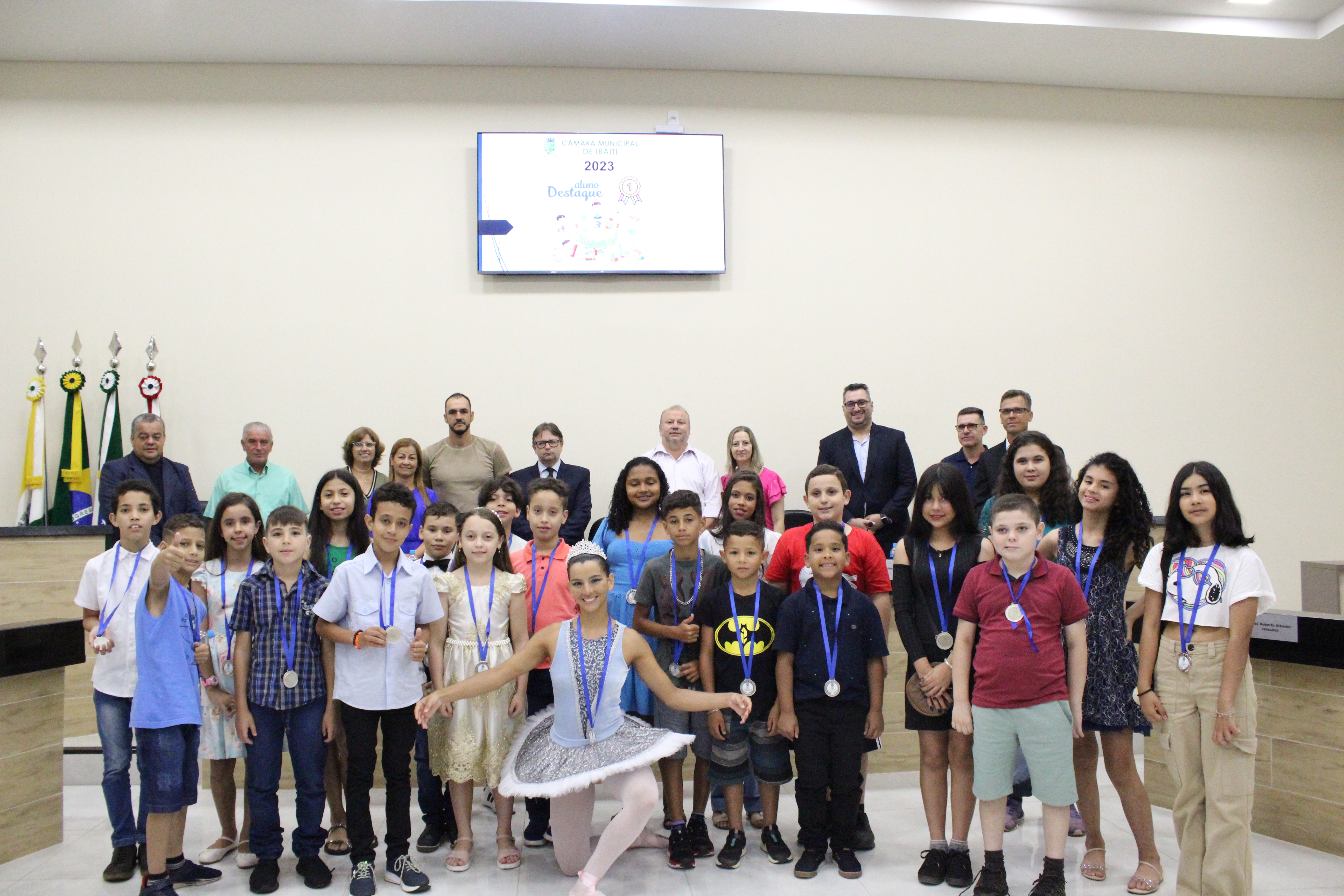 Ontem (04.12.2023) vereadores realizam Sessão de Entrega de Medalhas Aluno Destaque das Escolas Municipais